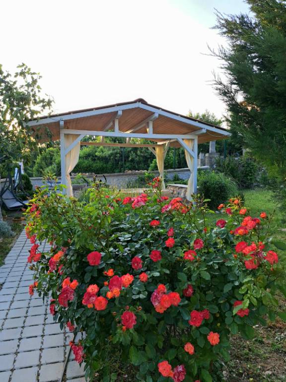 Weg zum Grill- und Whirlpoolbereich