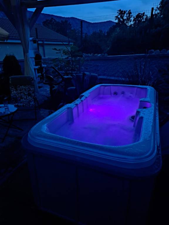 Whirlpool nachts beleuchtet