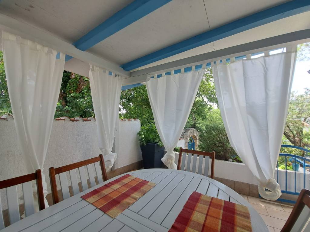 eine große Terrasse mit intimer Atmosphäre