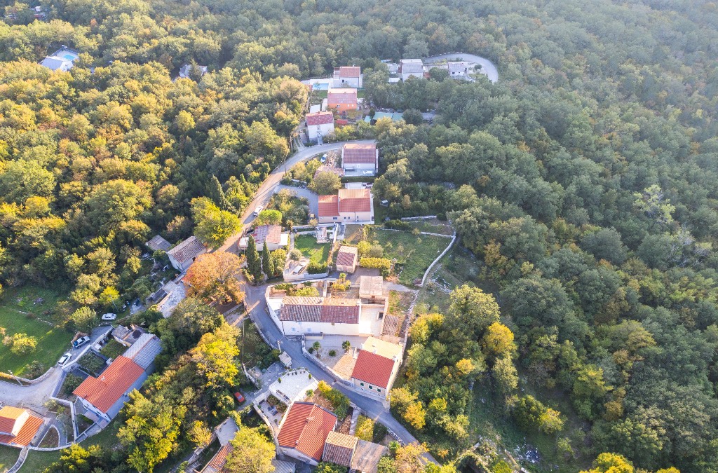 das malerische Dorf Kamenjak aus der Vogelperspektive