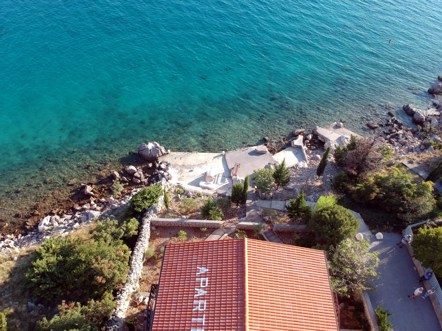 Ferienhaus Ferienhaus direkt am Meer mit privatem Strand. in Ribarica, Kvarner Bucht Festland Karlobag Chorvatsko Blick auf den privaten Strand vom Haus aus.