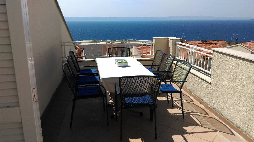 Grosse Terrasse 30 m2 auf der Westseite Ihren Morgenkaffee mit Blick auf das Meer zu genießen, einen Tag in der Sonne und Abendessen unter dem Sternen