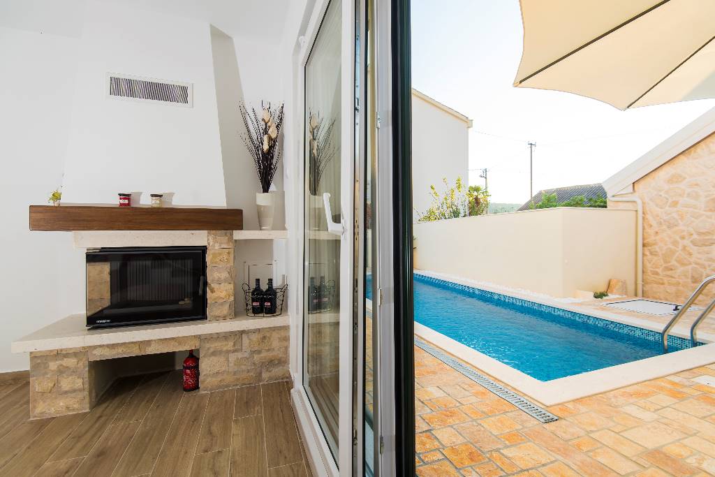 Sliding glass patio doors take you straight out the the pool and garden lounge area.