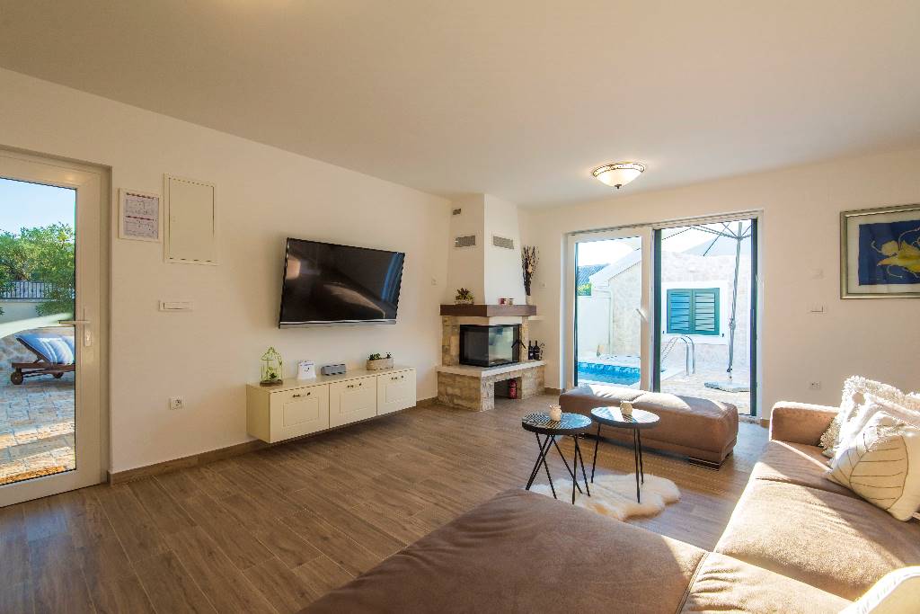 open concept kitchen/living room/dinig area (ground floor)