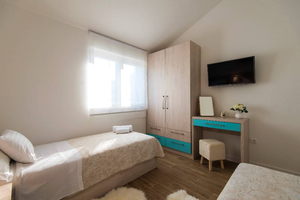 Room 1- twin beds option
(satellite TV, air condition, floor heating)