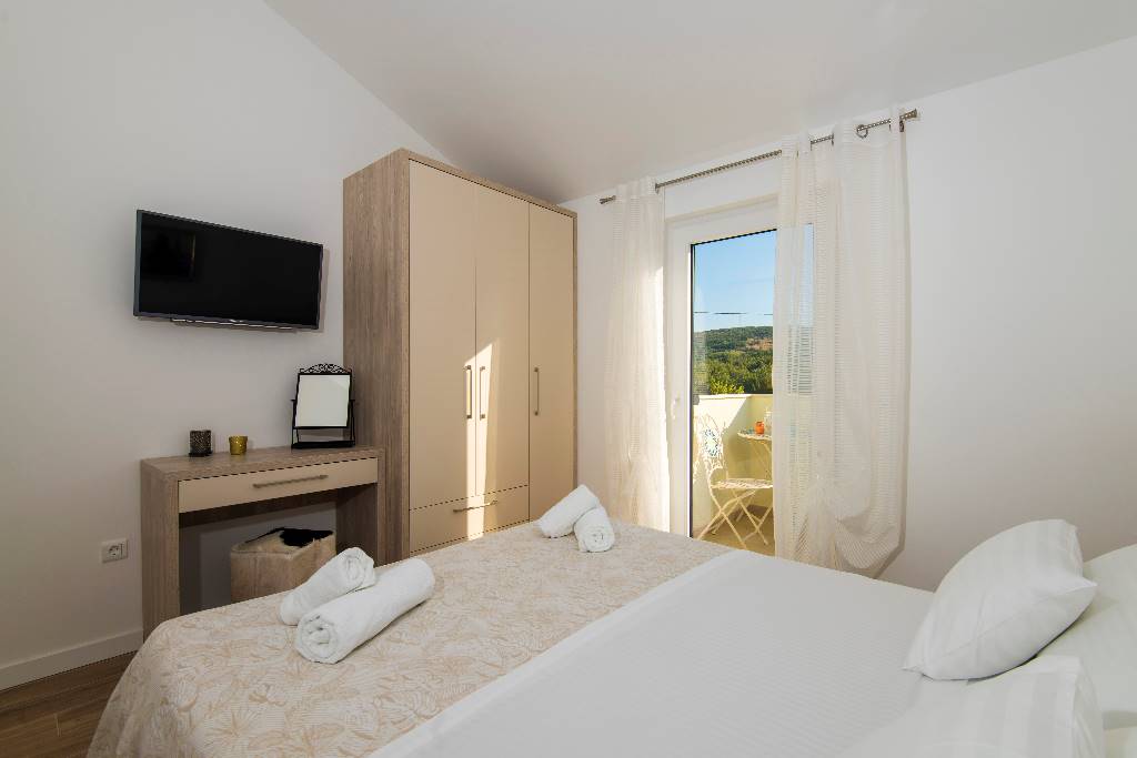 Room 2: double bed, satellite TV, air condition, floor heating, terrace.