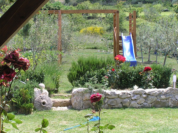 Terrasse zum Garten mit Rutsche und Schaukeln für Kinder
