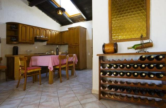 Traditionelle istrische Küche mit lokalem Wein (Malvasia, Teran).
SCHnps ist auch da!