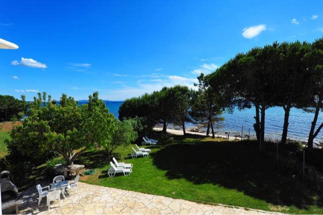 Blick auf den Rasen und Meer