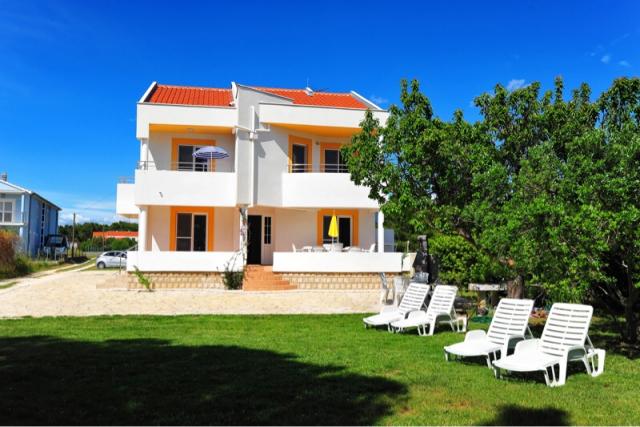 Blick vom Rasen zum Haus