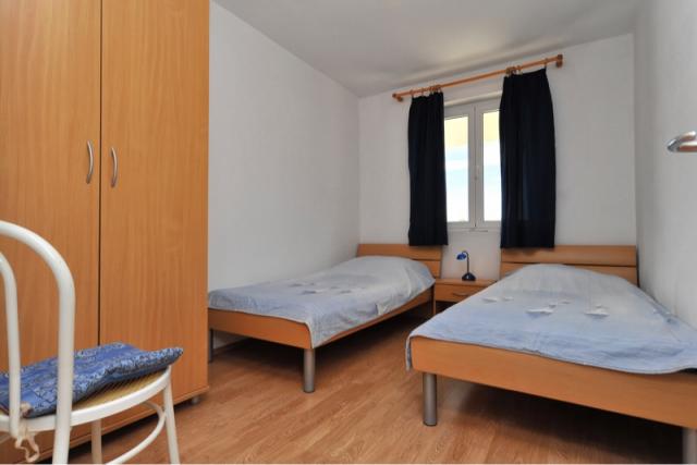 Zimmer mit zwei Betten, von dem man das Meer