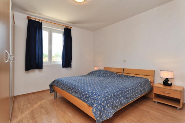 Zimmer mit einem großen Bett, von dem man das Meer sehen kann