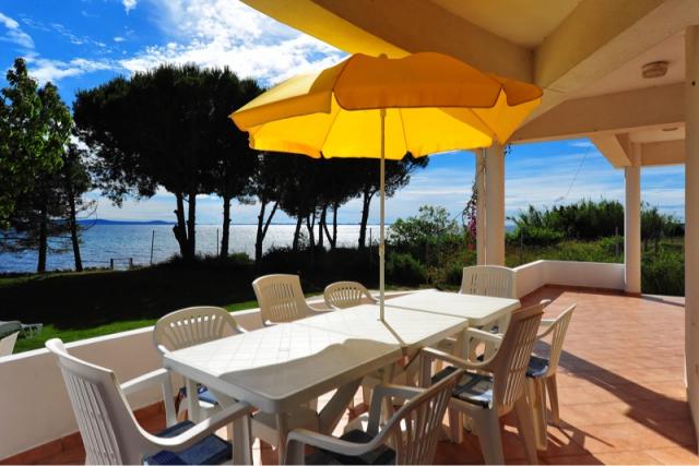 Terrasse mit Blick auf das Meer