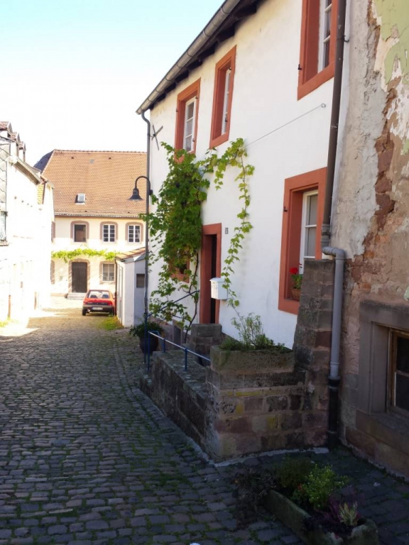 Alte Pfarrgasse in der barocken Altstadt von Blieskastel im Saarpfalzkreis