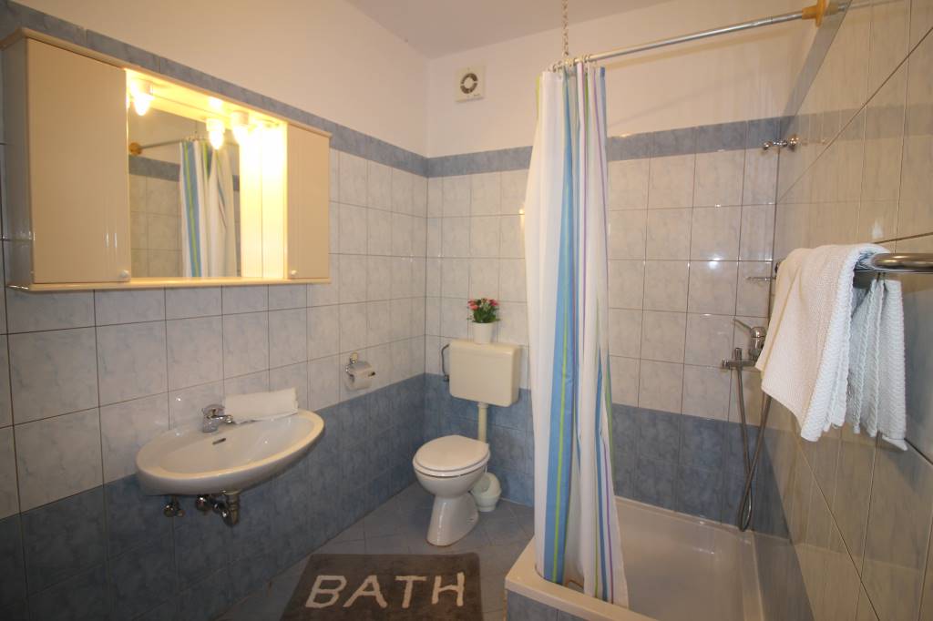 Ferienwohnung Bequeme Ferienwohnung Rosmarin fur 6 - 8 Personen in Porec in Porec, Istrien Nordküste Porec Croazia Badezimmer mit Dusche 2