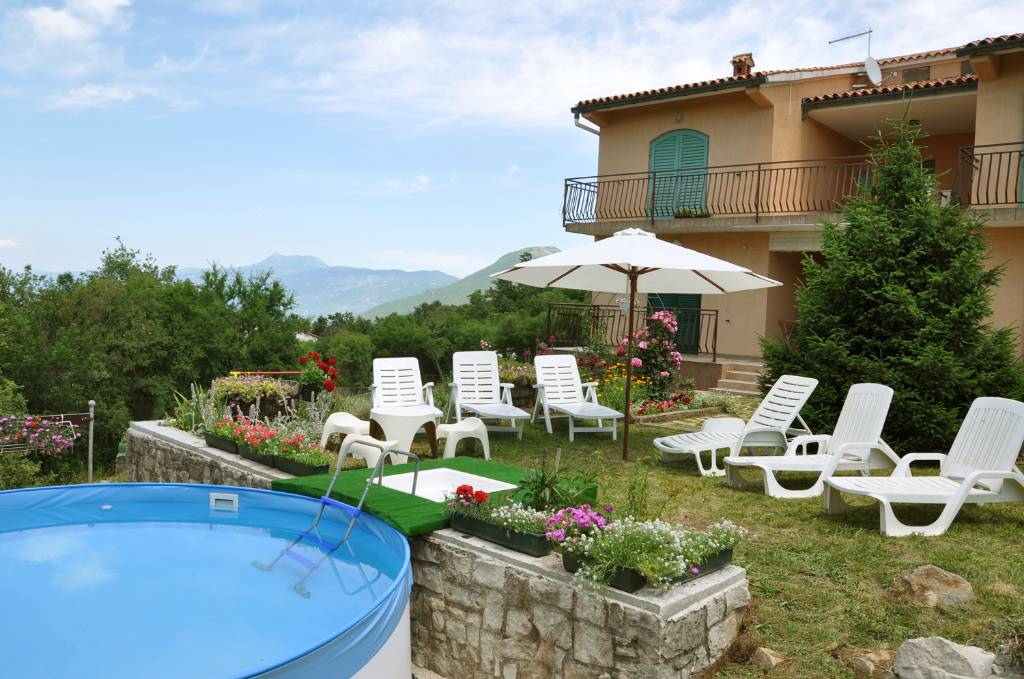 Garten mit saisonalem Pool