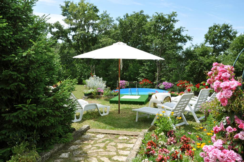 Garten mit saisonalem Pool