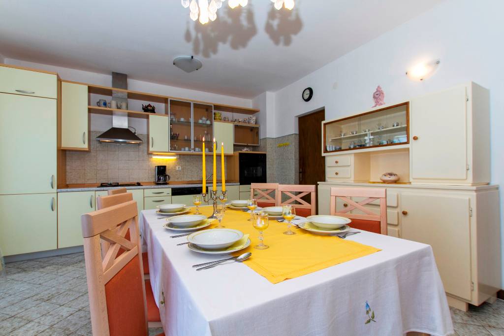 Küche und Esszimmer