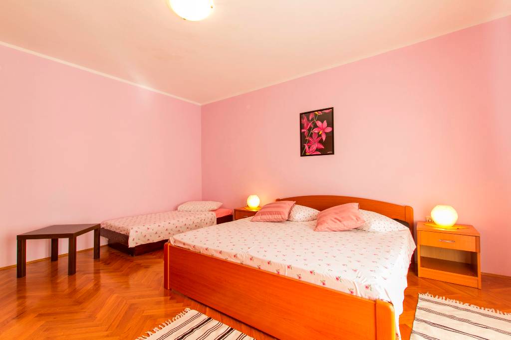 Das erste Schlafzimmer - ein Doppelbett und ein Einzelbett