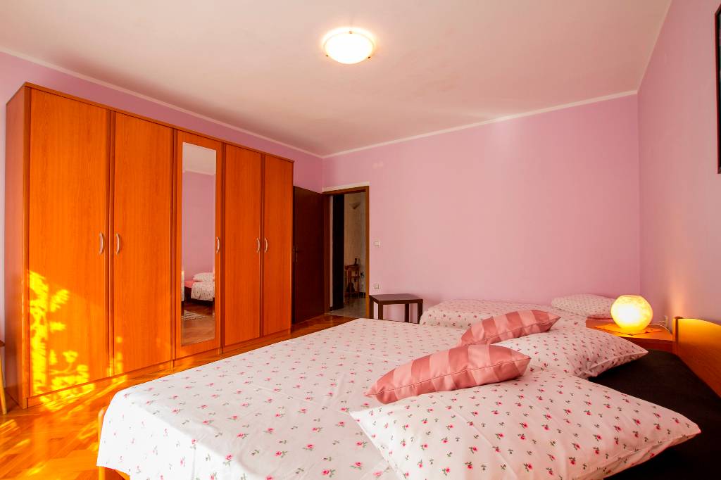 Das erste Schlafzimmer - ein Doppelbett und ein Einzelbett