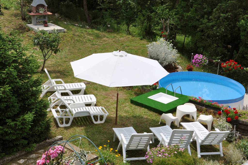 Garten mit saisonalem Pool und Grill