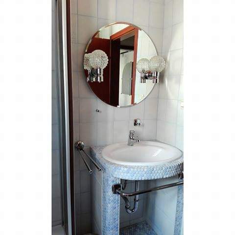 Blick ins Badezimmer (4 qm) auf den Waschtisch -  das Badezimmer hat ein Fenster