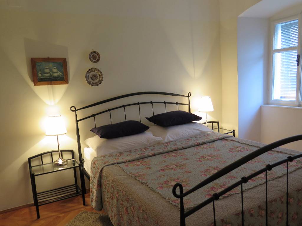 Schlafzimmer mit Franzosichen Bett