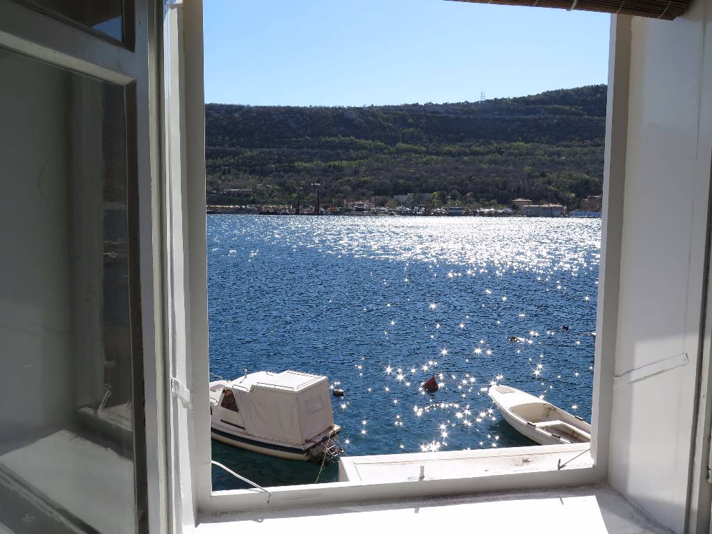 Blick auf Boote von Wohnzimmer