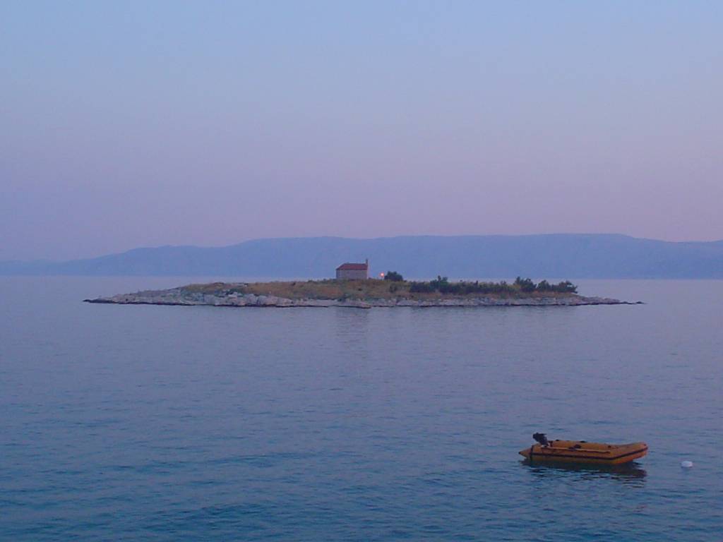 Blick auf einer kleinen Insel im Meer vor dem Haus