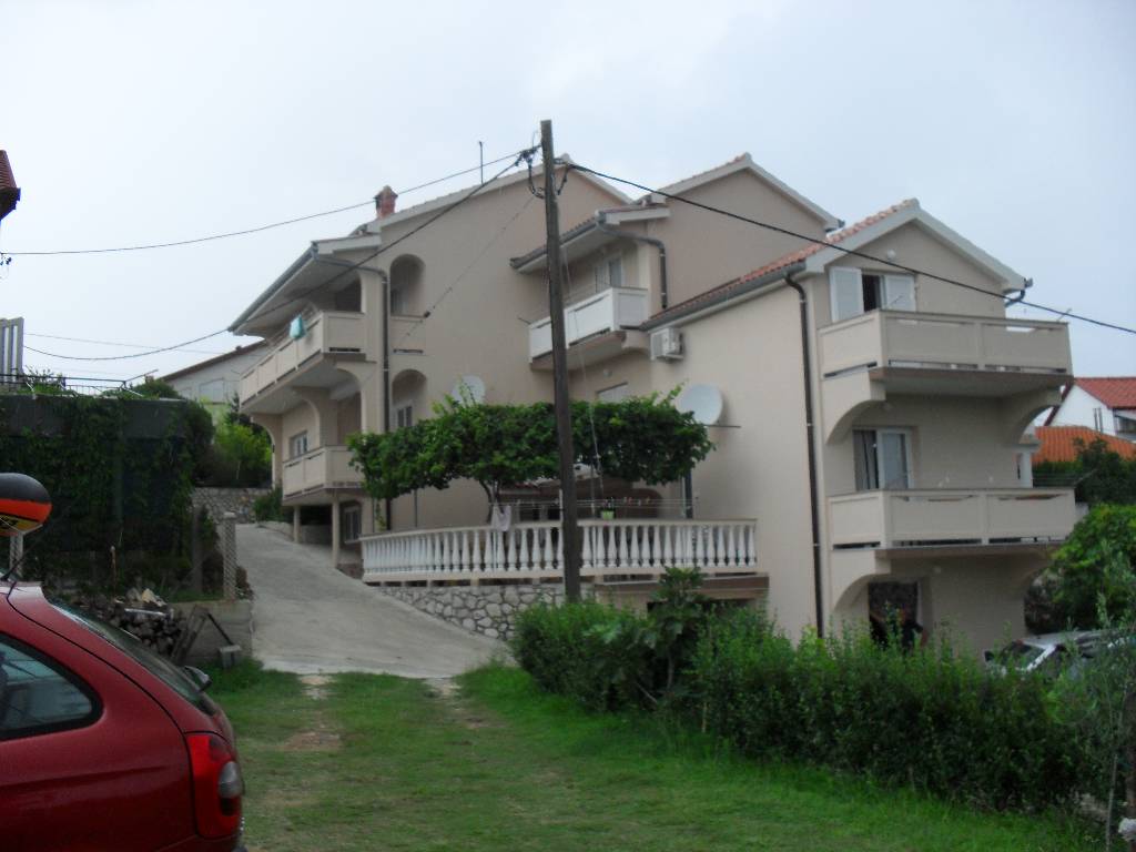 Das Haus befindet sich in ruhiger Lage verfügt über einen 4 1 große Wohnung mit drei Schlafzimmern, Wohnzimmer und 3 Suiten mit einer sobom.Kuća eine