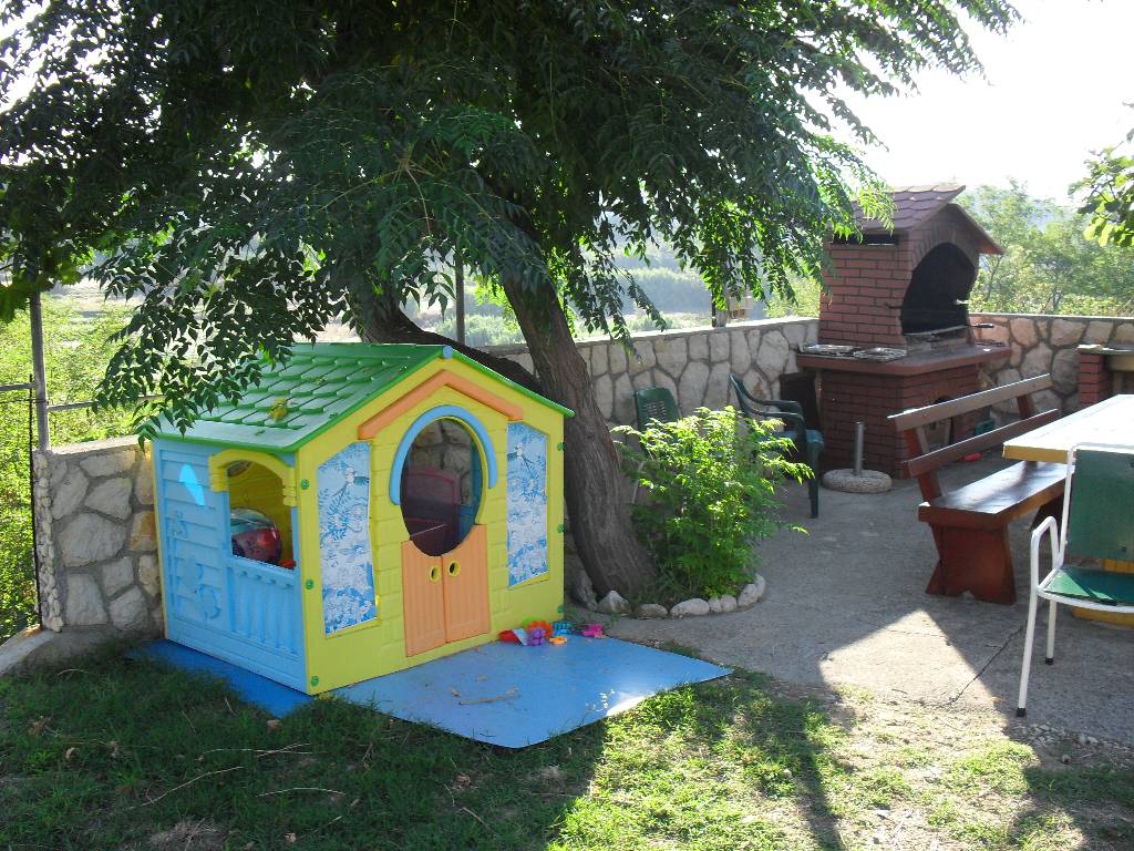 Hier ist ein Grill und Kinderspielhaus