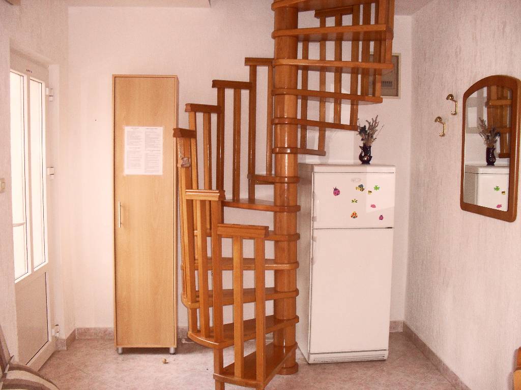 80/5000
Dies sind die Wendeltreppe in den Stock, wo das Schlafzimmer und das Badezimmer App (3)