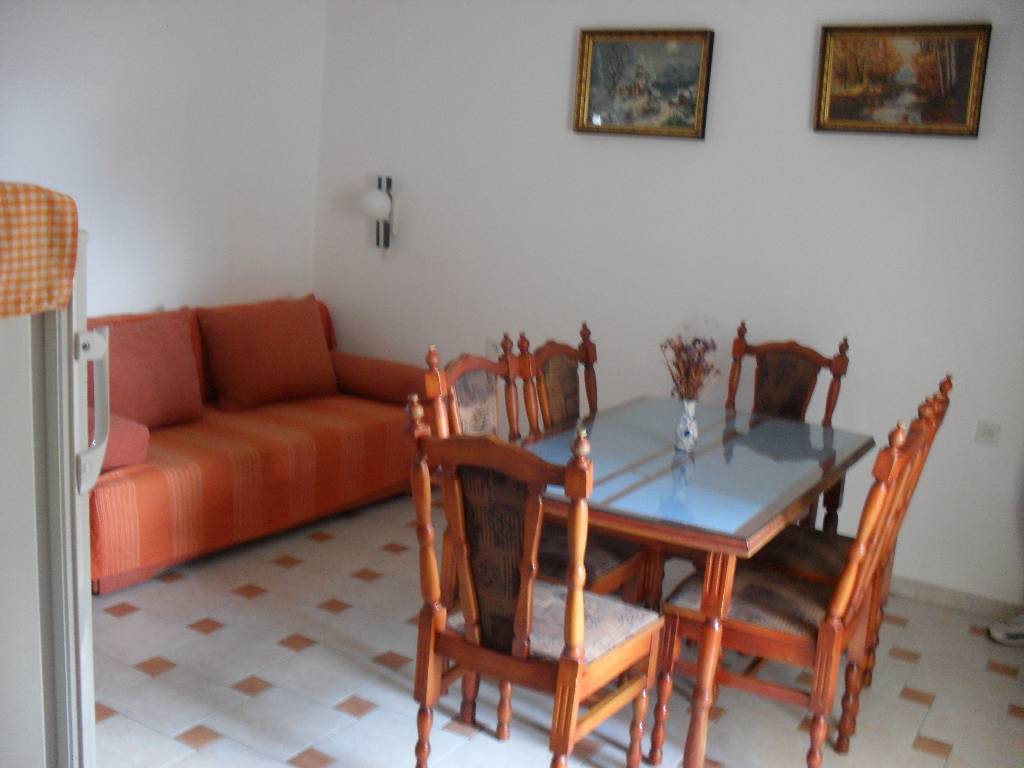 Es ist eine Couch in der Küche und Tisch und Stühle App (2)