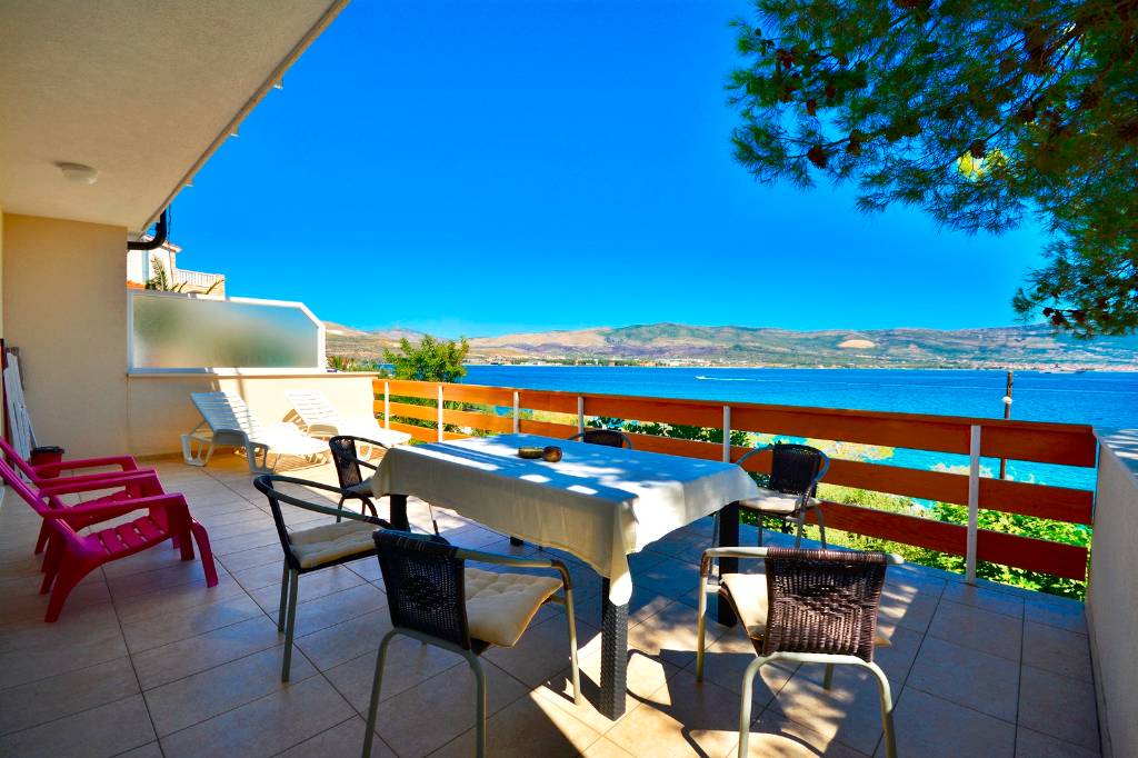 Apartment Villa Bua - Apartment 4+2, ersten Reihe zum Meer, geräumige Terrasse mit Meerblick, Klima, Wifi, Arbanija, Mitteldalmatien Trogir Croatia