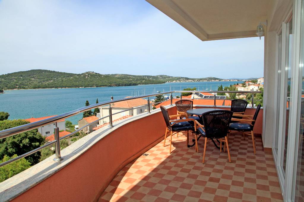 Apartment Die Ferienwohnungen Hari liegen in ruhiger Umgebung und doch nur 50 m vom Meer entfernt., Tisno, Mitteldalmatien Insel Murter Croatia