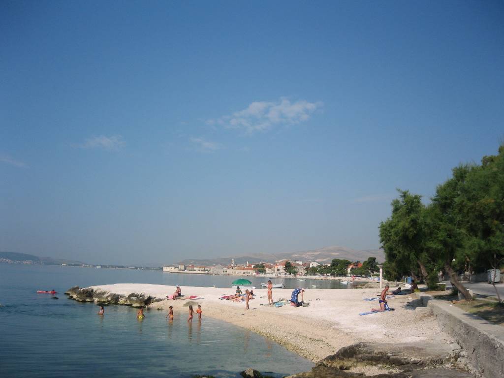 Plaža ispred kuće i pogled na mjesto.