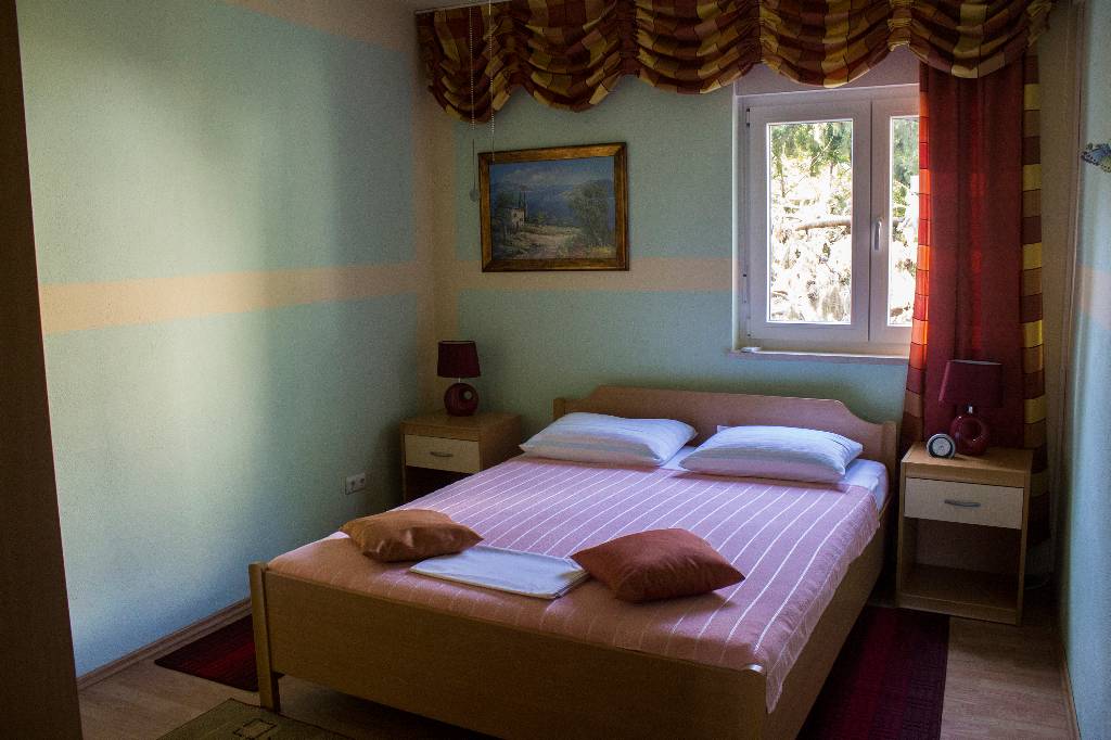spavaća soba ima klimu i ventilator,zaštitu od komaraca