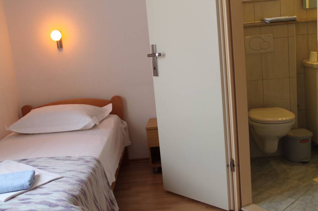 A1
  -  Schlafzimmer (2) mit  2 Betten 90x190, Bad mit Dusche und WC