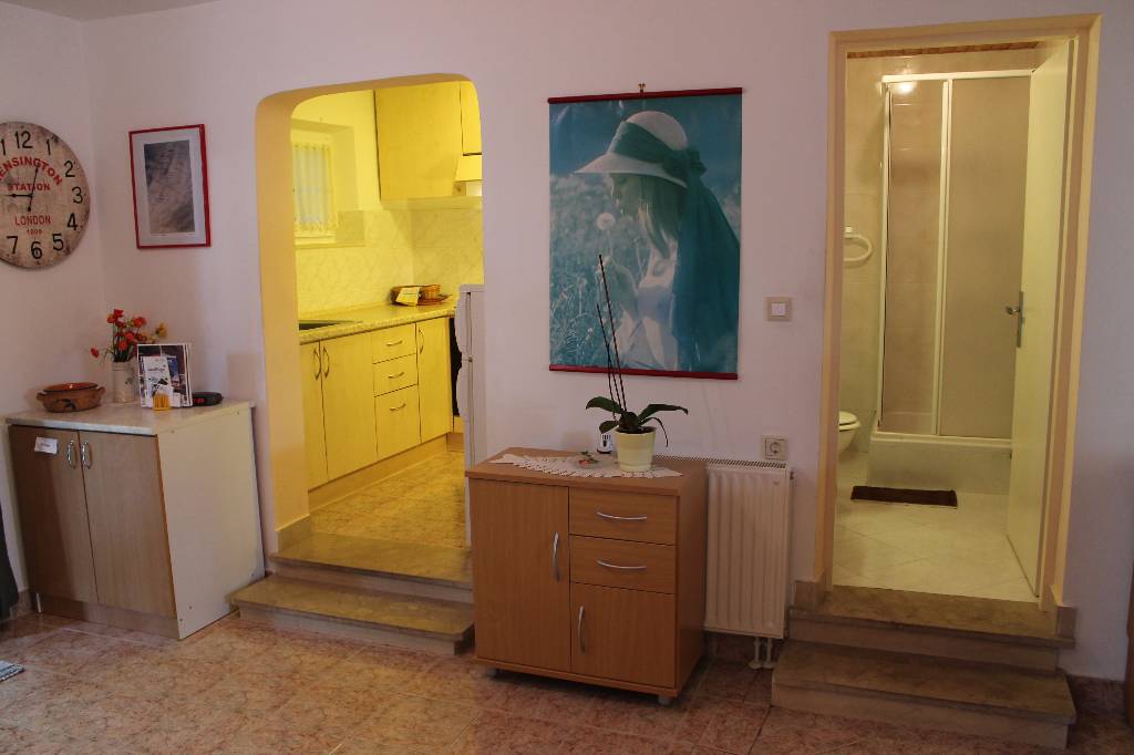 A1
 - Wohnzimmer 
-  Kuche
 - Bad mit Dusche und WC (1)