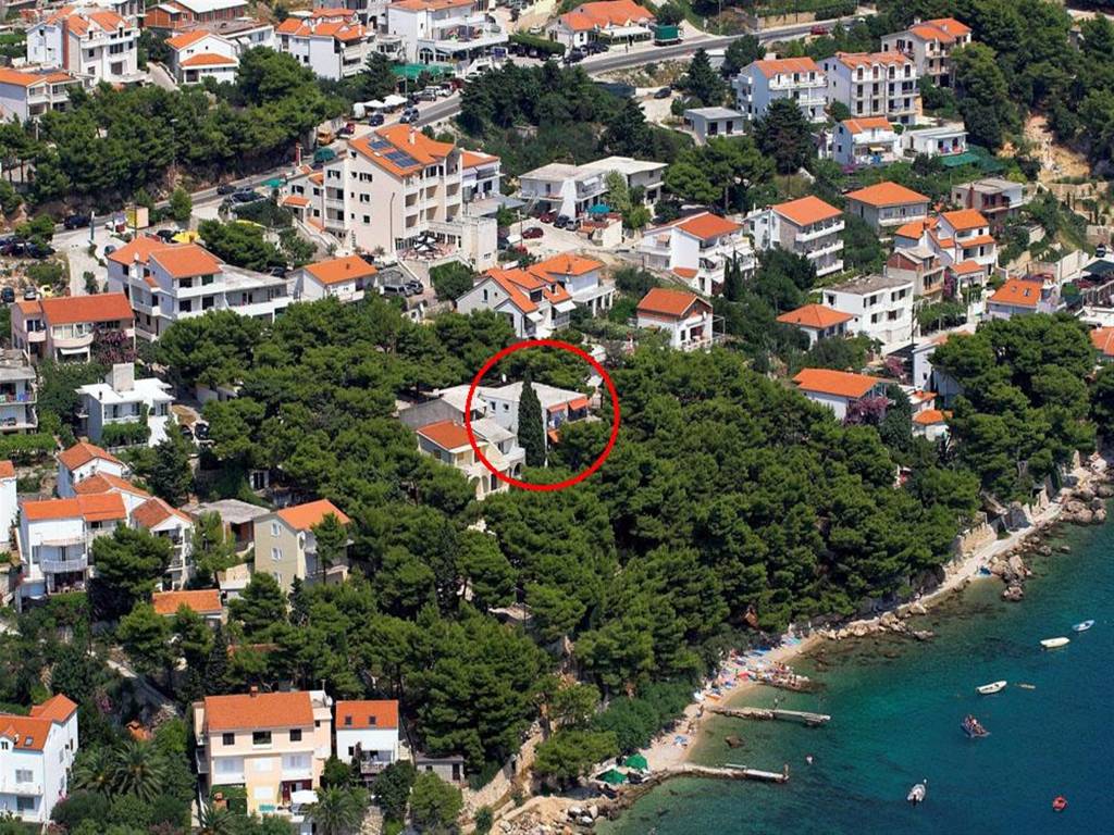 Apartmán Drei Zimmer Ferien Vohnung mit Terase mit Blick am Meer, vom Garden direkt am Strand, Stanici, Mitteldalmatien Omis Chorvatsko