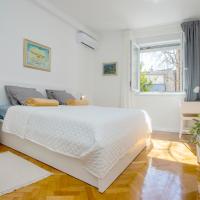 Das komfortable Apartment verfügt über ein großes Schlafzimmer mit Doppelbett, ein Wohnzimmer mit aufklappbarer Couch in der Größe 160x200.