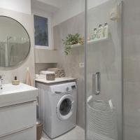 einen sonnigen Balkon, ein Badezimmer mit Dusche und Waschmaschine, eine voll ausgestattete geräumige Küche.