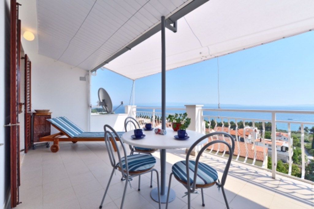 Ferienwohnung SEA-VIEW Apartment ANGIE - MARJAN HILL za 4 osobe in Split, Mitteldalmatien Split  Terrasse mit Liegestühlen, Tisch und Stühlen
