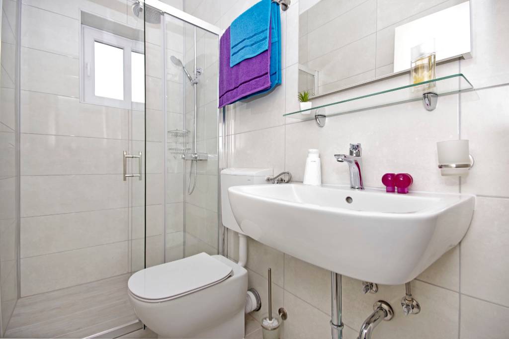 Die Ausstattung des Badezimmers : Handtücher (groß und klein), Fußabtreter, Föhn, Handseife und Toilettenpapier.