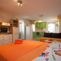 Die klimatisierte und geräumige Unterkunft ist in hellen Farben gehalten und verfügt über ein Schlafzimmer mit Doppelbett, eine Couch, die als drittes