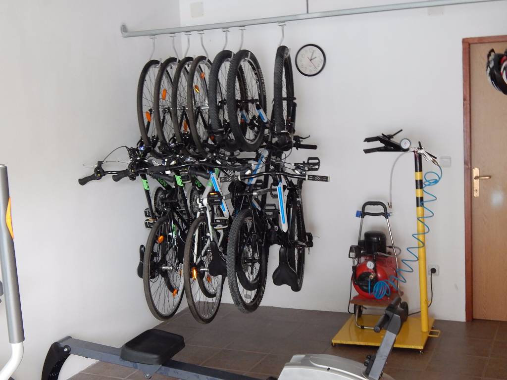 Trainingsgeräte und Fahrräder
