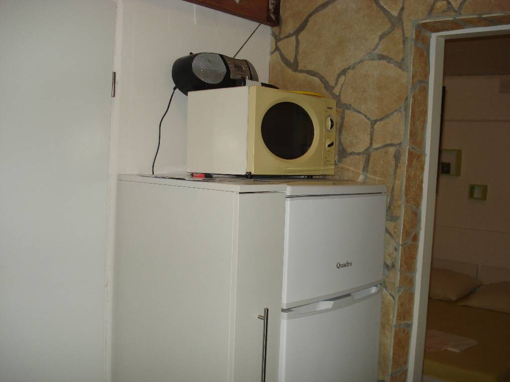 Radio, Mikrowelle, Kühlschrank mit Gefrierfach