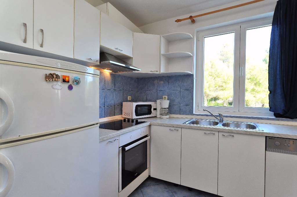 Kühlschrank, Mikrowelle, Kaffeemaschine, Spülmaschine