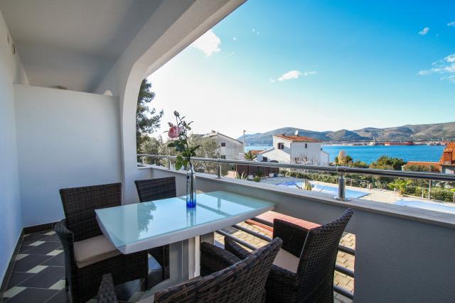 Apartment Pavo - Apartment with balcony and sea view, Okrug Gornji, Mitteldalmatien Trogir Croatia