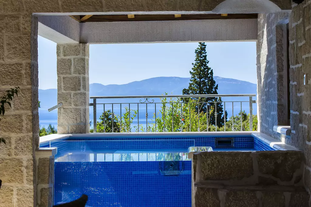 Villa Strnj mit beheizbarem Pool mit einer großartigen Ausblick auf das Meer.